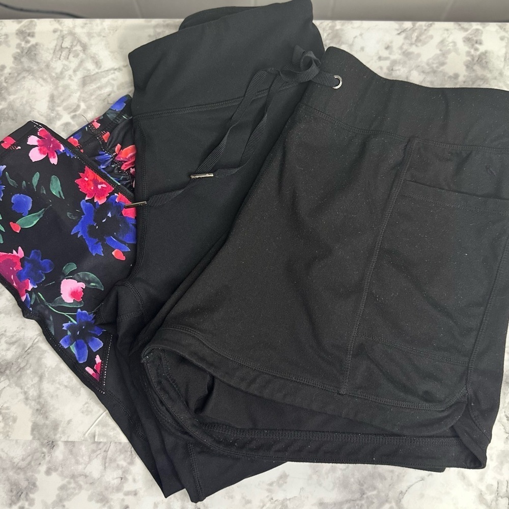 GAIAM Black Shorts and black crop leggings with Floral Design size L